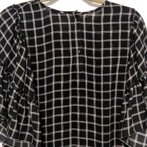 Black and white geometric patterned top - Picture 4 of 5